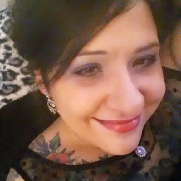 Meet your Posher, Danielle - Picture 4 of 6